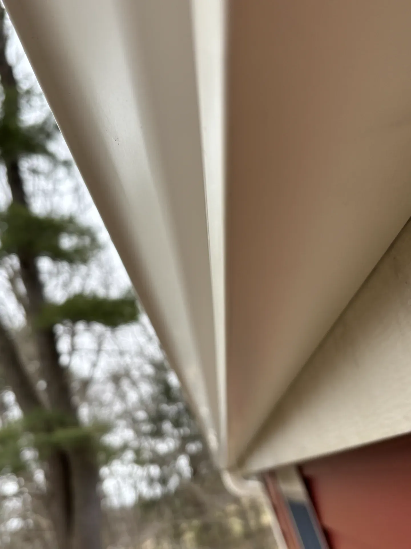 522da82d-d9eb-40e2-a987-d06636ad8aa3.webp Seamless aluminum gutters installed on a Merrimack Valley home